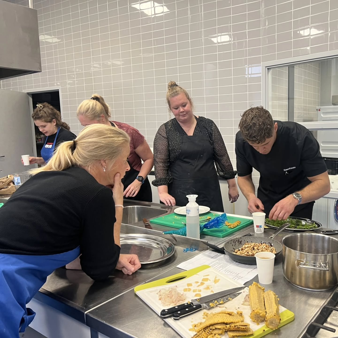 De kookclub Noorderke te Harlingen wordt door Kees begeleid. Hij is niet alleen een sympatieke vent maar ook een inspirator voor de 10-tal leden.  Kees laat ons elke sessie een prachtig diner op tafel zetten.  En niet in de laatste plaats steken we iets van hem over bereidingen en ingredienten.