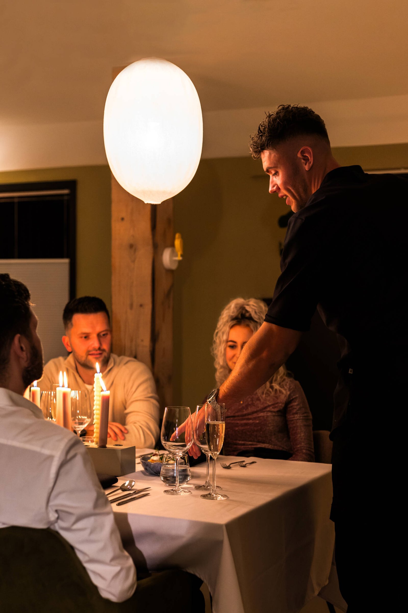 Topdiner door privéchef Kees! Voor het 30-jarig huwelijksjubileum van onze ouders had Kees een geweldig diner verzorgd. De culinaire gerechten waren heerlijk en de wijnen perfect gecombineerd. Alles was tot in de puntjes geregeld. Wij hebben enorm genoten. Zeker een aanrader als je iets bijzonders wilt vieren!