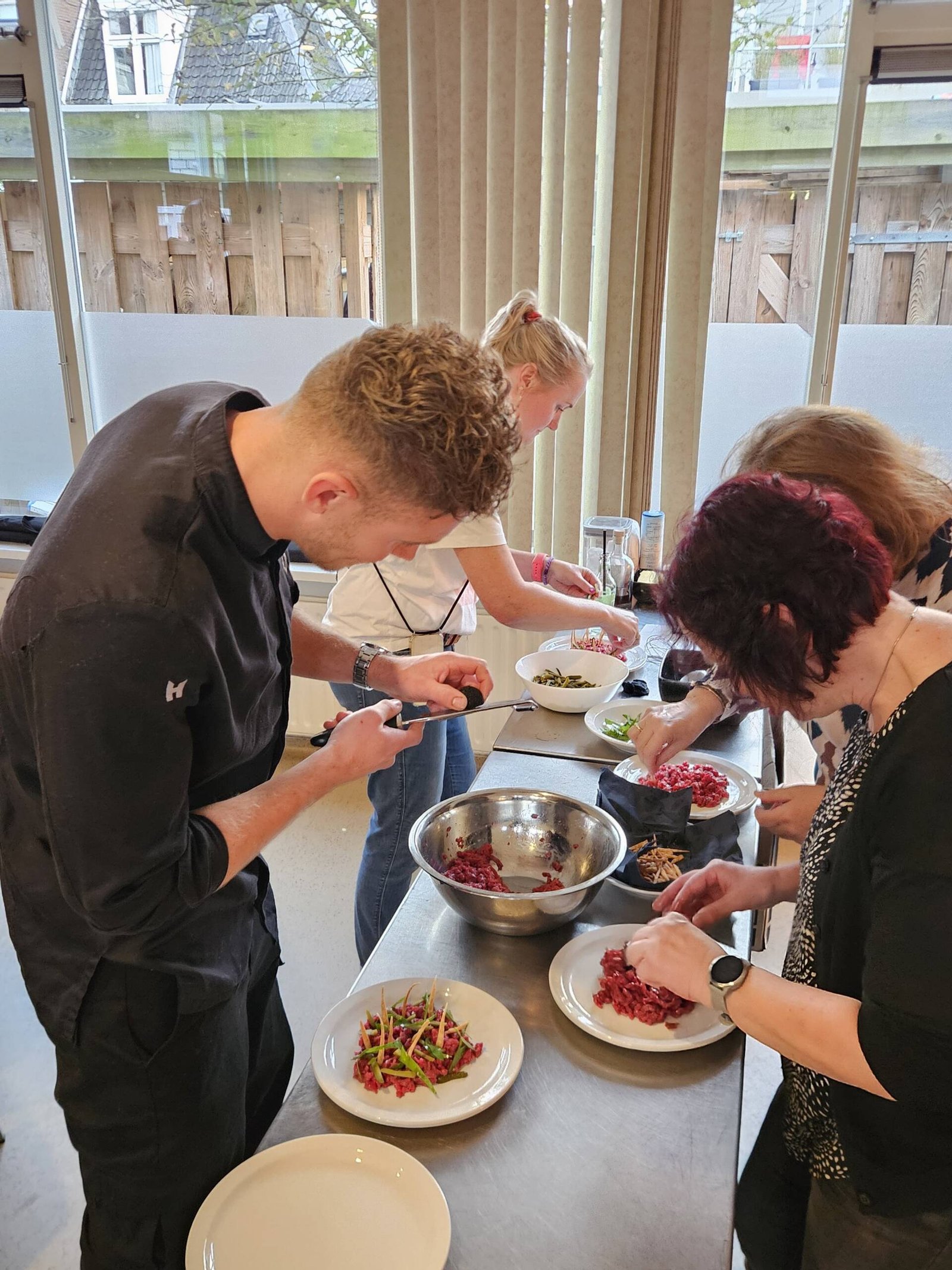 Gisteravond hebben we een feest gegeven ter ere van onze 60ste verjaardagen met als thema Italië. We hadden Kees gevraagd om te koken. En wat had hij het goed geregeld! Van antipasti tot aan de dolci, het was allemaal even heerlijk! En ook de aankleding met een sfeervol gedekte tafel was prachtig. Dank je wel Kees voor je fantastische kookkunst!