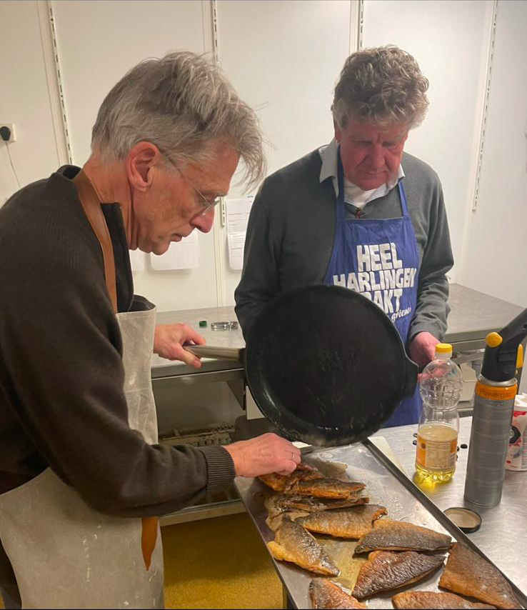 Kees is voor ons in alle opzichten de meest geschikte kok.  Hij bereidt de sessies uitstekend voor, koopt de ingrediënten in, schrijft de recepten uit, stuurt die recepten tijdig naar ons toe en bereidt ter plaatse een aantal zaken voor.  Tijdens het koken neemt hij de leiding maar staat ook open voor eigen initiatief. Vragen zijn er altijd veel, en Kees blijft die geduldig beantwoorden.  De recepten zijn niet te ongewoon of te moeilijk, maar zeker ook niet alledaags. Precies goed dus. Verfijnd, maar voor de geïnteresseerde hobbykok goed te doen.  Daarnaast is Kees ook nog eens een sympathieke gozer,  dus een aanrader!