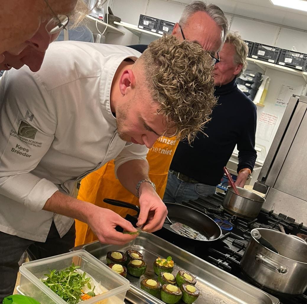 Al voor het 3e winterseizoen is Kees onze kok van Kookklub Harlingen .  Met groot gemak dirigeert hij 11 eigenzinnige mannen in het bereiden van de gerechten en laat ons iedere keer weer versteld staan van de smaken en creaties.  Kees is van alle wereldkookmarkten thuis.  Bij iedere gang toasten we ‘op de makers’ en voelen we ons stiekem ook een beetje topkok.